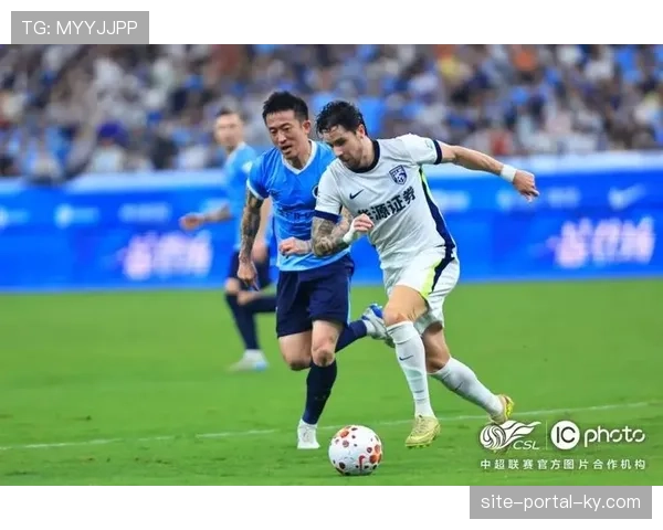 武汉三镇卡迪斯背身护球转身射门，技术动作连贯性值得称道